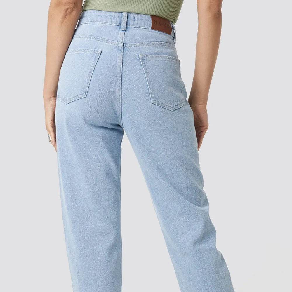 Raka jeans från NAKD. Sitter lite lösare på mig som är strl 26/XS/34. Finns inga tecken på användning. . Jeans & Byxor.