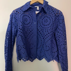Skjorta - Jättefin blå skjorta från H&M med lappen kvar. 