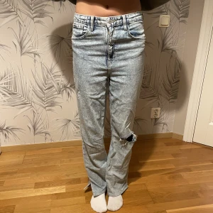 Blåa raka jeans  - Blåa raka jeans i storlek 164 men passar även som xs. Mycket bra skick lite skrynkliga av att legat i en låda men annars inga märken. 