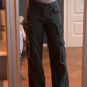 Cargo byxorn - Lägger upp denna annons igen, ett par jätte fina cargobyxor som inte har kommit till så mycket användning på senaste, det syns inte på byxorna att de har varit använda, ser nya ut, kontakta gärna om du har frågor