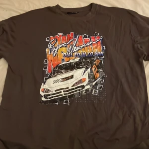 t-shirt med tryck - jag köpte denhär tröjan secondhand på sellpy dock är den originellt ifrån shein. trycket håller på att flagna men tyget är skönt, ända ”problemet” är trycket 