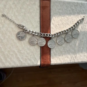 Armband - Fint silvrigt armband i bra skick 