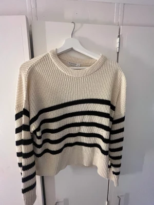 Stickad tröja - Säljer denna fina stickade tröja, den är i väldigt bra skick och inte ofta använd så mycket! köpte för ett par år sedan för 400kr🤍🕺💞