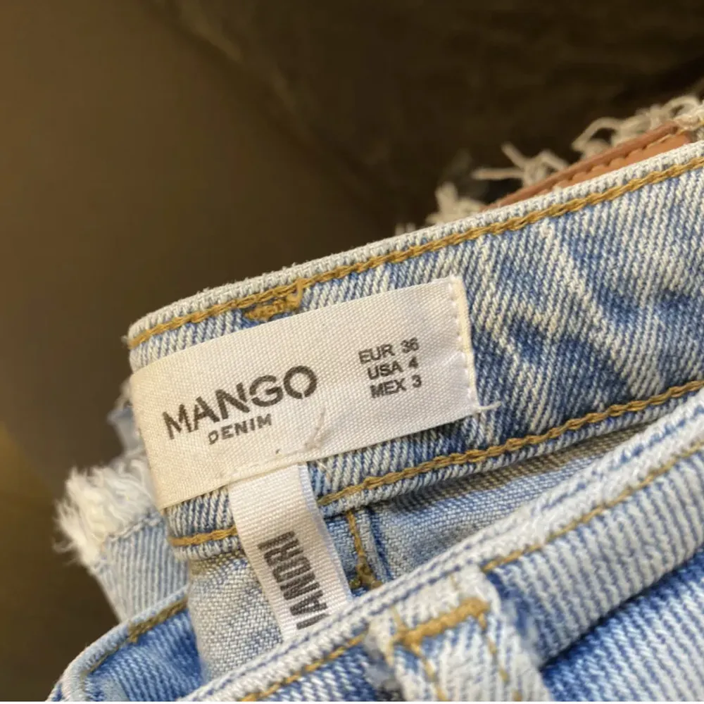 Mango jeans storlek 36 aldrig använda, jag är 175 cm lång för referens, tryck gärna på KÖP NU ‼️ . Jeans & Byxor.