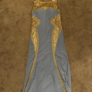 Klänning  - Jättevacker festklänning i babyblå och guld⭐️🩵 vackra paljetter och skön stretchigt material❤️❤️🩵 passar en M och en L🩵🩵 den är verkligen sjukt elegant och bilderna gör inte den justice❤️🩵❤️pris kan diskuteras❤️❤️💋
