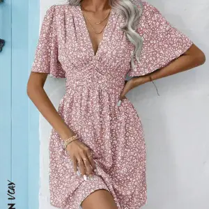 Jättefin rosa klänning, perfekt till sommaren💕💕 Knappt använd.