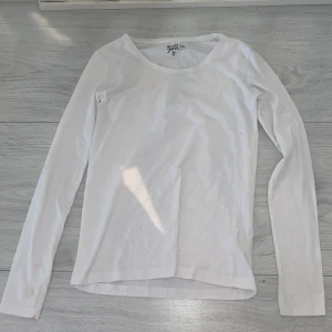 Långärmat tröja  - Säljer denna vita helt vanliga långärmade tröjan, aldrig använt (GRATIS FRKAT!!! Köpt på gekås Ullared 