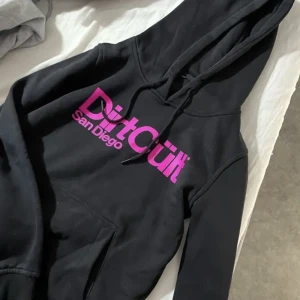Dirtcult Hoodie - Säljer denna Dirtcult hoodien. Säljer då den aldrig används. Storlek L men sitter som S. Inga skador på den. Skriv vid bild och frågor 🩷