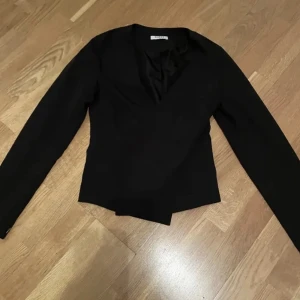 Kavaj - Blazer/kavaj från Pieces, bra skick 😊 tunn