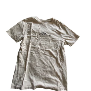 T shirt - Skick: 9/10 knappt använd Strl: M