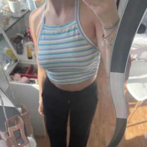 halterneck topp - randig halterneck topp från shein. sparsamt använd och i väldigt fint skick!💘