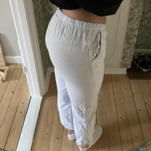 Pyjamasbyxor från Juna 🤍 - Så fina pyjamasbyxor från Juna 🤍 Säljer då jag inte får användning av dem 🌸Storlek XS och sitter fint lådmidjat på mig som är 170 cm lång 🫶🏼 Nypris: 399 kronor