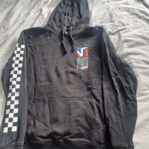 Vans hoodie - Säljer min vans hoodie då den inte används längre. Köparen står för frakten