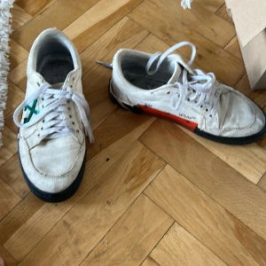 Off white sneakers - Off white sneakers storlek 43 Använda men kommer aldrig gå sönder upptill, sinnessjuk bra kvalitet i hårt tyg.  