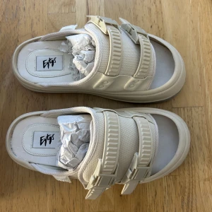 Eytys (Capri Canvas Ecru) ny  - Storleken är 39 och det funkar också 40 , helt nya skor , har aldrig använt de, nice dansals 