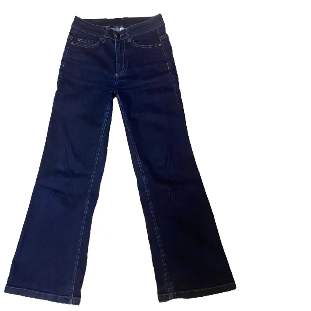 Utsvängda Mid waist jeans från kappahl. De är limited edition så de säljs inte mer. Storlek M men passar mig som är S, bara att skriva vid frågor💕. Jeans & Byxor.