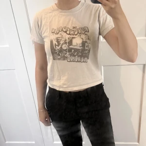 brandytopp - tshirt från brandy melville i strl one size. Den är lite skrynklig på bilderna men i fint skick! 