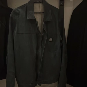 Jacka  - Riktigt skön jacka från stone island Sitter som storlek L