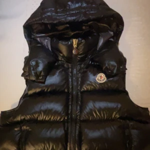 Moncler väst  - Bästa kopian man hitta köpte för 3000 då ja säljer den pga jag inte vill ha den längre använd kanske 2 månader