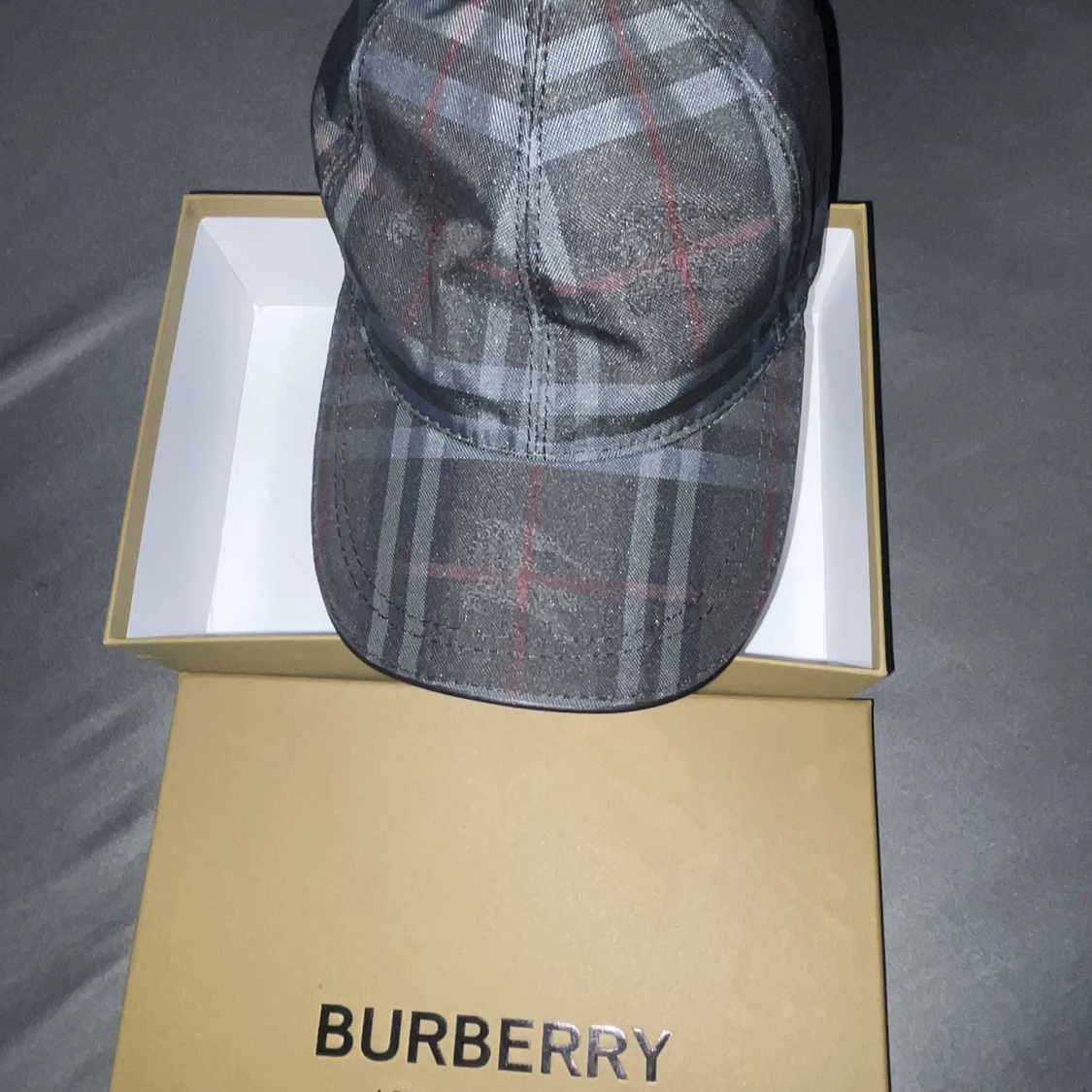 Burberry keps med låda  - 91