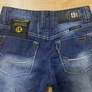Takeshy kurusawa Y2k Jeans   - Helt nya jeans från Takeshy Kurosawa helt oanvända snygga jeans i storlek 29/32 Vid snabb affär blir priset billigare så hit me up! Riktigt feta jeans är det