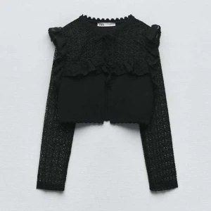 Zara topp - En jätte fin topp från zara som är helt slutsåld och väldigt eftertraktad. Oanvänd därav priset. Storleken på denna tröjan är extremt liten därför har jag den i XL, jag är vanligtvis en XS/S