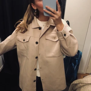 Zara Jacka - Säljer denna så himla fina beiga kappa ifrån zara i storleken S🥰