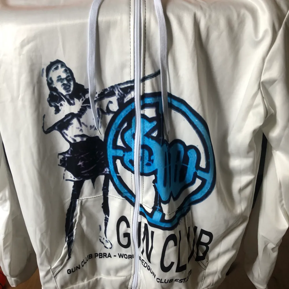 Helt ny Gun Club Hoodie👕 M passar L✨ Kom dm för mer bilder eller frågor. Pris ej hugget i sten🪨. Hoodies.