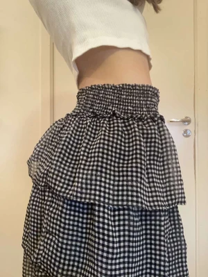 Rutig minikjol - Sooo pretty volangkjol perfekt till hösten med en stickad tröja!!