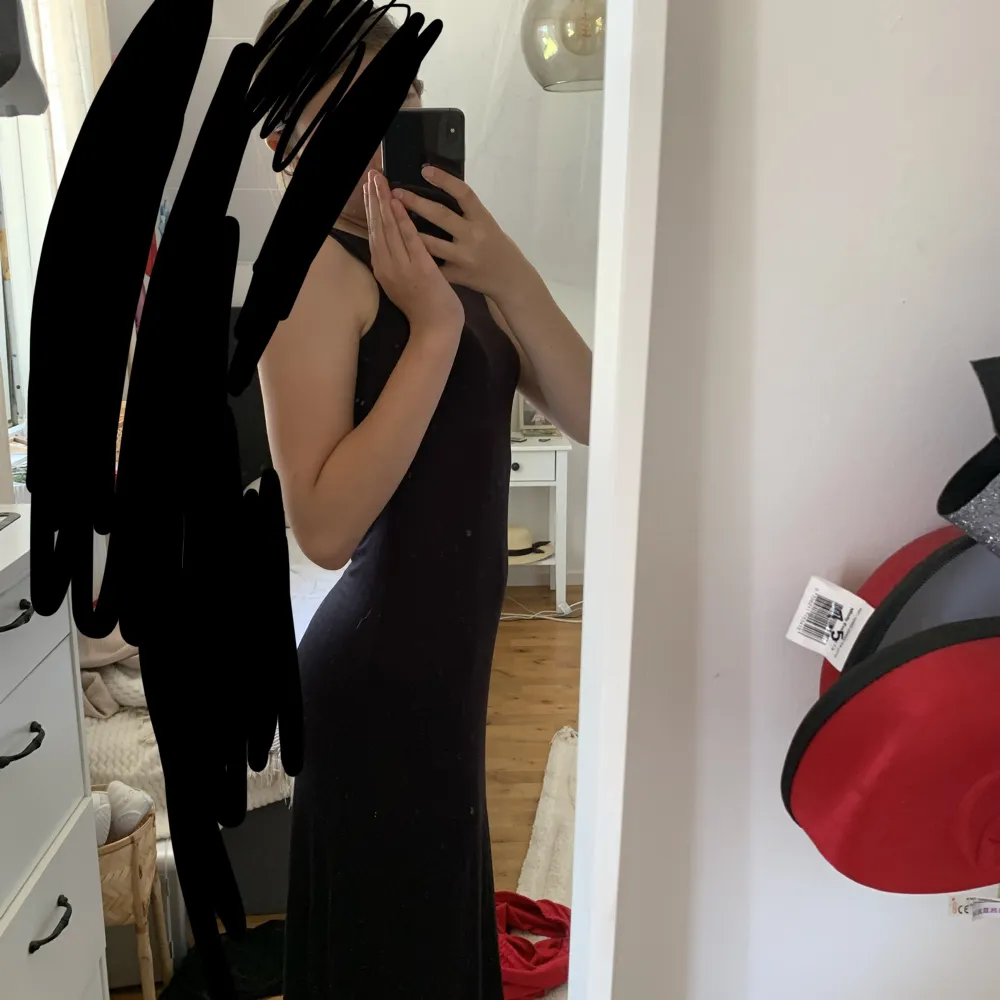 Fin svart klänning i jätte bra skick andvänd 2-3 gånger. Mekot.