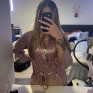 Rosa badrock (satin) - Skriv för info och bilder. 💖
