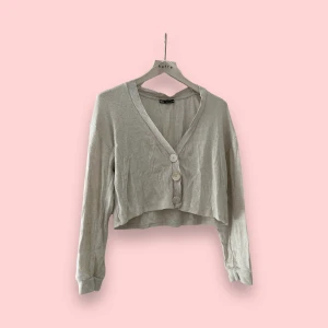 Croppad kofta - Croppad kofta från Zara i storlek S. Koftan är ganska tunn och beigefärgad. Använd gärna KÖP NU 🫶🧚