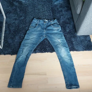 Jeans blå - Jeansen är i storlek 146 men passar 140