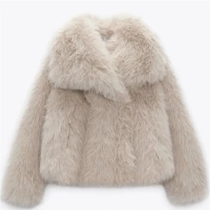 Pälsjacka - Hej, säljer min superfina pälsjacka från zara😍använd en gång så i princip nyskick!! Går bra att använda ”köp nu” knappen😊hör gärna av dig vid frågor💗