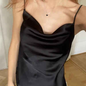 Siden linne - Perfekta basic festtoppen!💕💕 Sååå snyggt linne i siden material som sitter så snyggt och verkligen passar till allt!!!✨✨