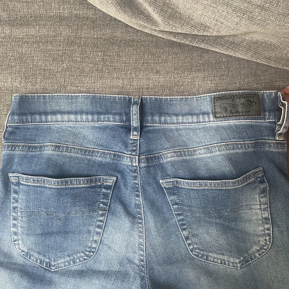 Säljer mina Low waist botcut jeans ifrån disel!! Tyvärr inte hittat användning för dem och lite korta..  Jätte fint skick inga defekter!!  Nypris 1500 - 1600 kr.. ❤️❤️ Gör en ny annons för hon som vann budgivningen kunde inte lösa betalningen!! . Jeans & Byxor.
