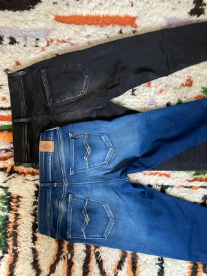 Två replay jeans - Två stycken replay byxor som inte är använda, skicket är 10/10.