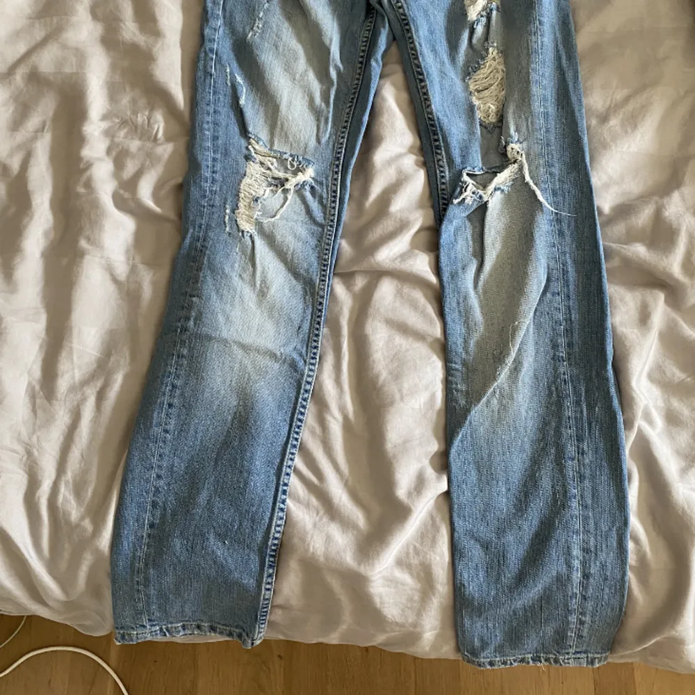 Jätte snygga jeans från sellpy (märke Gina tricot). Passade tyvärr inte mig. Köpta för 200kr säljer för 100kr. . Jeans & Byxor.