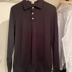 Arket tröja - Säljer nu min tröja ”långärmad piké” i mörkblå i Storlek M Grymt bra skick och kvalite, endast använd i  ett halvår.  Modellen är runt 178-183 cm lång Pris kan diskuteras