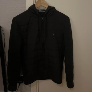 Ralph Lauren Cardigan/jacka - Ralph Lauren Cardigan/jacka. Skick 10/10, size xs. Passar S. Priset kan diskuteras vid snabb affär! 