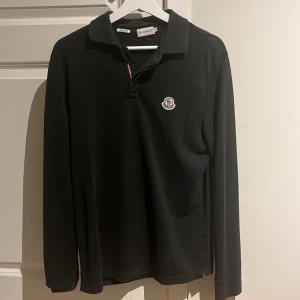 Moncler tröja  - Pris: 700kr Bra skick knappt använd, Säljer för att den inte kommer till användning Det står L på lappen med den sitter som m Självklart äkta    