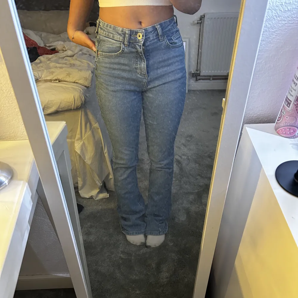 Sköna jeans som inte kommer till andväning då de är förlänga för mig. Fina detaljer på de. . Jeans & Byxor.