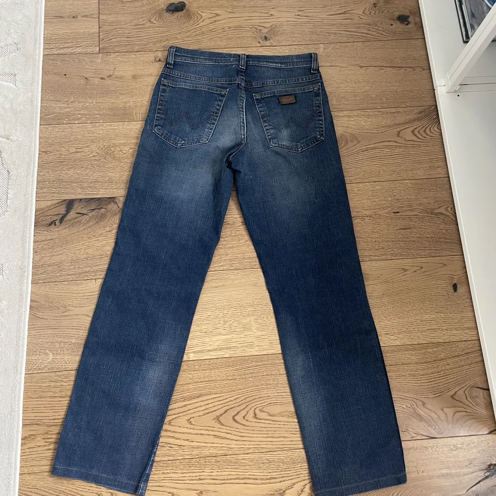 Vintage Wrangler Jeans. Sjukt snygga, tyvärr för små för mig. Lite mindre i storleken. Stl W30 men skulle passa bra på någon som bär mindre storlek💗. Jeans & Byxor.