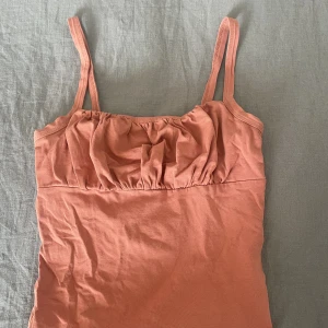 Linne - Snygg och stretchig topp! Är i Stl. Xs men passar även en S. Väldigt smickrande över bysten😊
