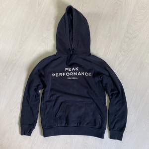 Säljer denna fina mörkblåa hoodie ifrån Peak Performance i storlek S.  Den är lite urtvättad, men det är ej så märkvärdigt!!💙💙