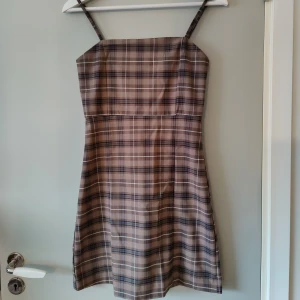 Rutig klänning  - Väldigt fin rutig klänning från Monki. Aldrig använd och är nu för liten för mig.