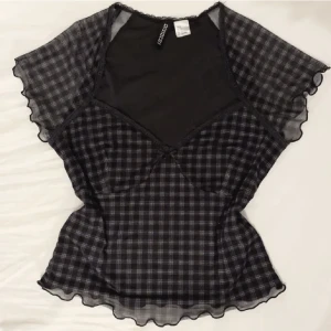 coquette tröja - Söt tröja som sällan använts så den är i nytt skick. Materialet är lite genomskinlig överallt förutom vid brösten. Priset kan diskuteras.