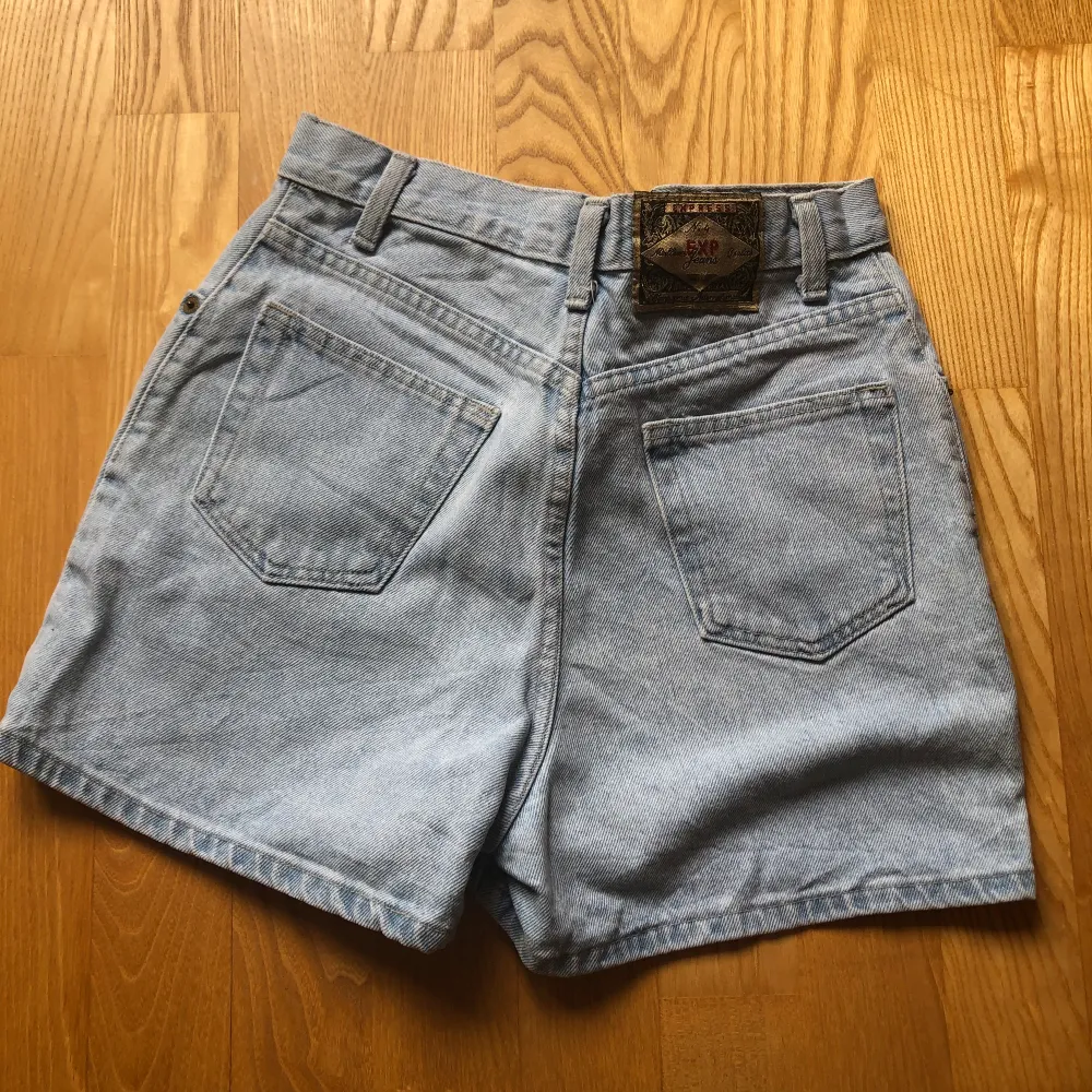 Vintage jeansshorts i väldigt fint skick. . Shorts.