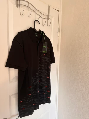 Boss piké  - Helt ny! Pris 700kr  Pris i affären 1500k  Storlek M