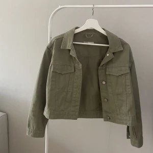 Jeansjacka Ginatricot - Jättesnygg jeansjacka i militärgrön färg från Ginatricot. På mig är den lite oversize vilket jag gillar. Använd fåtal gånger.